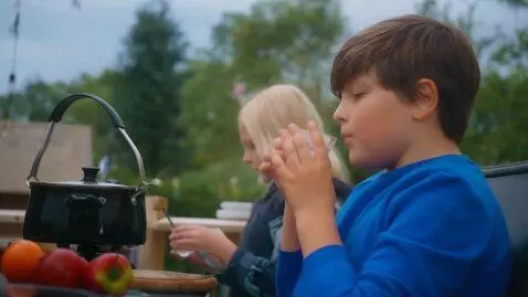 AI Video from prompt: Мальчик в голубой рубашке очень жирный ломает щк