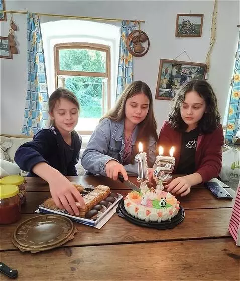 AI Video from prompt: Девочки едят торт