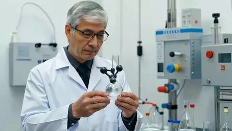 AI Video from prompt: Учёный рассматривает молекулу воды