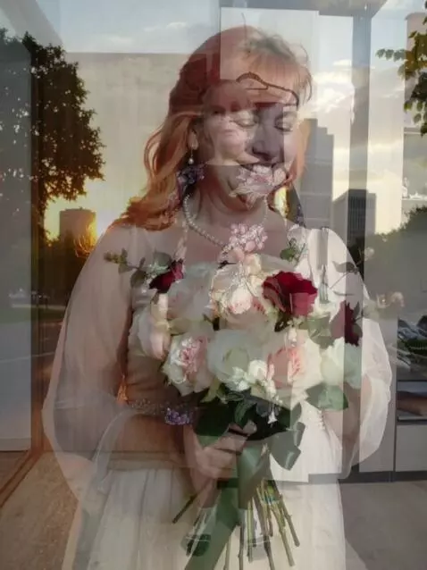 AI Video from prompt: Молодая девушка с теплой улыбкой стоит в мягком 