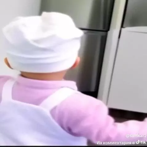 AI Video from prompt: Этот человек уходит и начинает танцевать