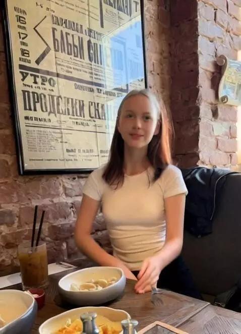 AI Video from prompt: Эта девочка бежит в закат сверкая пятками