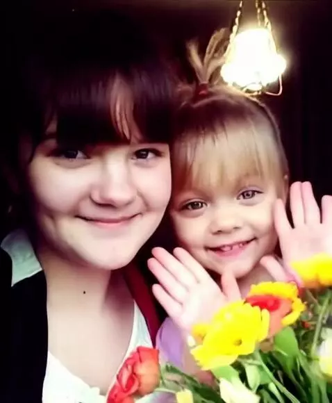 AI Video from prompt: Машет руками держит цветочки улыбаются камера пр