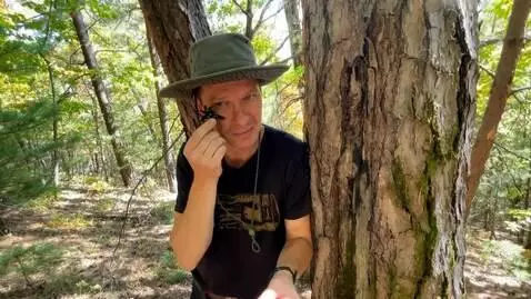 AI Video from prompt: наносит себе маскировочную краску на лицо две ли