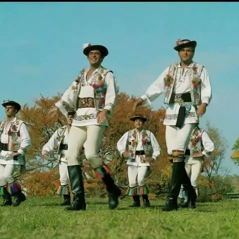 AI Video from prompt: Dansează,, călusarii,, ritmul spectaculos și paș