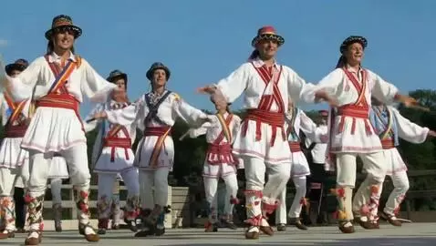 AI Video from prompt: Dansează,, călusarii,, ritmul spectaculos și paș