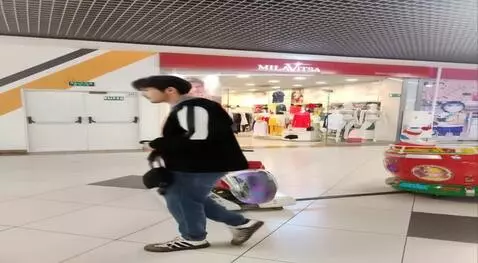 AI Video from prompt: парень гуляет по торговому центру