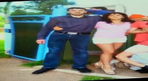 AI Video from prompt: парень обнимает девушку взади