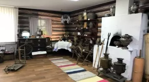 AI Video from prompt: пар из самовара. прялка крутится, зум