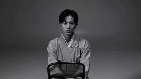 AI Video from prompt: Картинка: Тусклый черно-белый кадр, где герой си