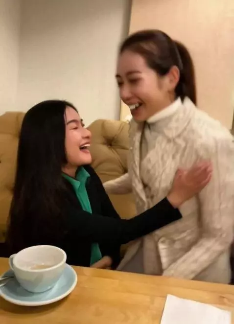 AI Video from prompt: Две девушки должны смеяться и обнять друг друга