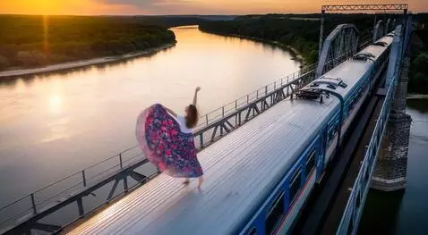 AI Video from prompt: Девушка танцует на крыше едущего поезда