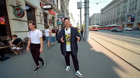 AI Video from prompt: [Стиль: Вирусное уличное видео, любительская съе