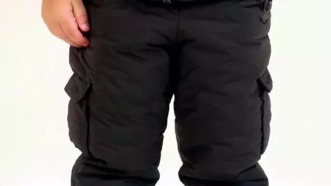 AI Video from prompt: Мальчик в чёрных зимних пуховых штанах