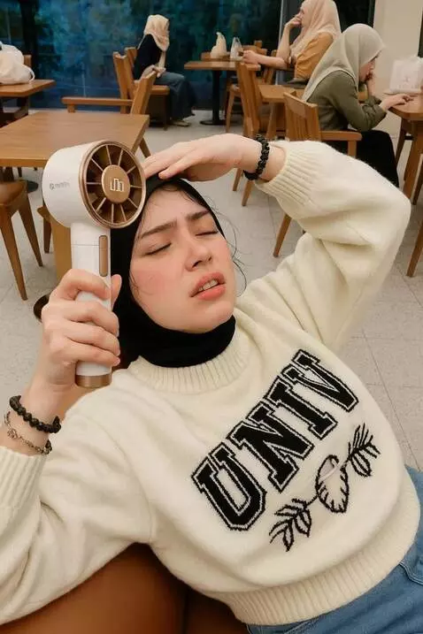 AI Video from prompt: Buatkan wanita di gambar sedang memakai kipas po