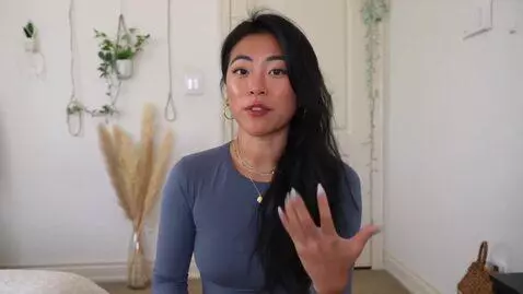 AI Video from prompt: Girl,leggings,rear view,butt wiggle