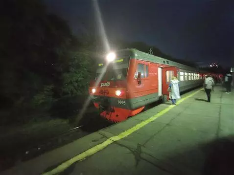 AI Video from prompt: The camera doesn't move! The train stops, the do