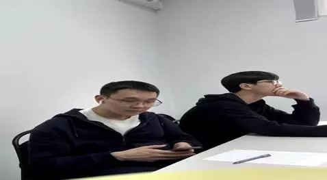 AI Video from prompt: Два парня целуются в губы