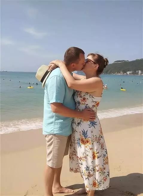 AI Video from prompt: любят и целуются