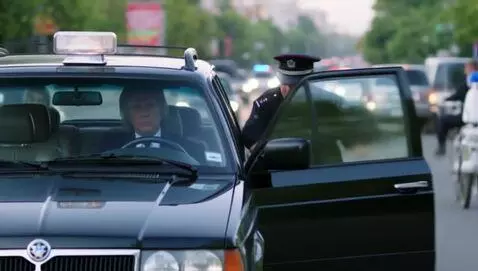 AI Video from prompt: чёткие пермские пацаны на чёрной ваз 2115 с музы