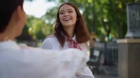 AI Video from prompt: 👩‍🏫 Сцена 1: Школьный коридор, ученики бегают, с