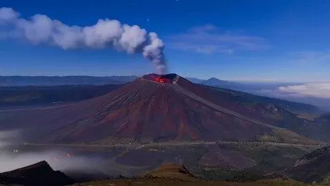 AI Video from prompt: вулкан кава иджен ночью с синим горящим пламенем