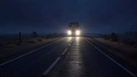 AI Video from prompt: Ночной пустынный шоссе, одинокий автобус едет вд