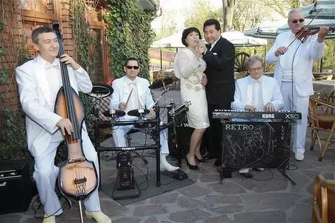 AI Video from prompt: Музыканты поют и играют