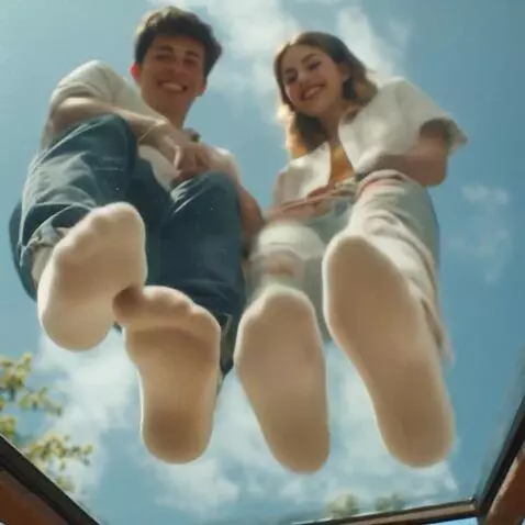 AI Video from prompt: Девушка и парень переступают с ноги на ногу и ул