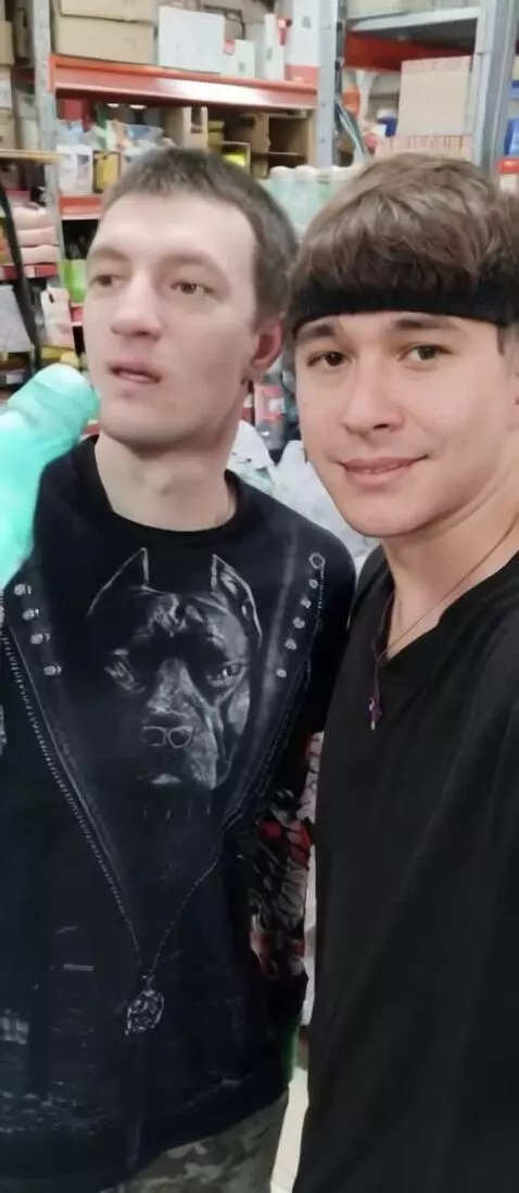 AI Video from prompt: Два парня одевают костюмы человека паука и начин