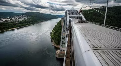 AI Video from prompt: Прыжек с крыши поезда в реку