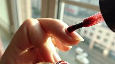 AI Video from prompt: Макросъемка Крупным планом : кисточка окунается 