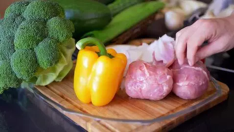 AI Video from prompt: На кухонном столе выкладываются лук, морковь, пе