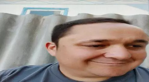 AI Video from prompt: Держит в руках гитару   вокруг танцуют мексиканк