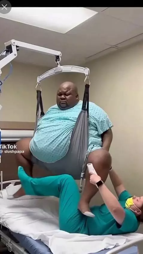 AI Video from prompt: Asistenta îl ridică în sus cu telecomanda,dar ap