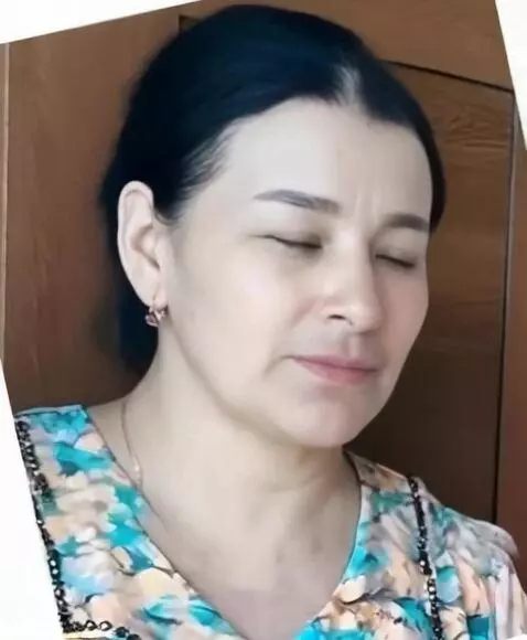 AI Video from prompt: Не двигат голову закрит глаза положить язык на м