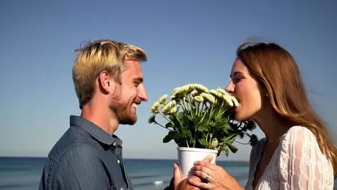 AI Video from prompt: Парень дарит девушке горшок с цветами медуницы. 