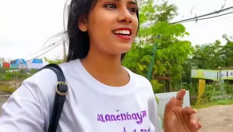 AI Video from prompt: Девушка блогер рассказывает про новый тренд трен