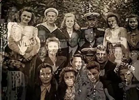 AI Video from prompt: улыбаются и машут рукой