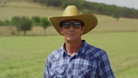 AI Video from prompt: Парень блогер рассказывает подписчикам про новый