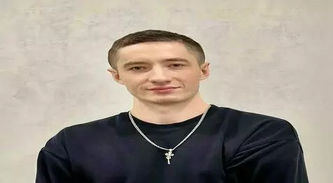 AI Video from prompt: он встает и в кадре видно только его штаны. что-