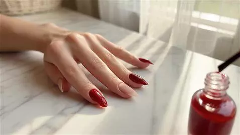 AI Video from prompt: Крупным планом медленная съёмка кисточка набирае