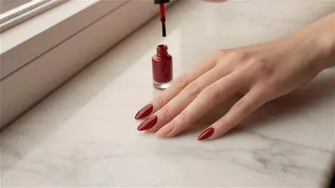 AI Video from prompt: Крупным планом медленная съёмка кисточка набирае