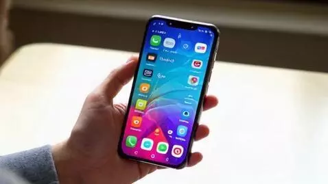 AI Video from prompt: Человек лет 20-25 делает выбор у себя в телефоне