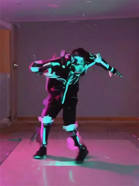 AI Video from prompt: Короткое, закольцованное видео для TikTok. Танцо