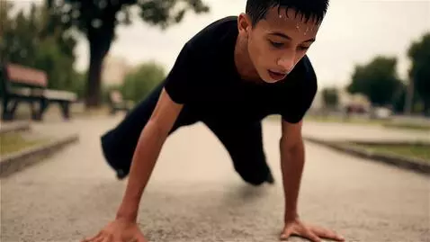 AI Video from prompt: Медленный мо, плавное движение камеры. Мальчик  