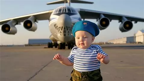 AI Video from prompt: реалистичное видео, изображение 4к, младенец в в