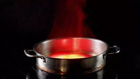 AI Video from prompt: раскаленная посуда которая сияет красным цветом