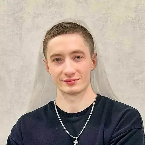 AI Video from prompt: Этот мужчина превращается в девушку.