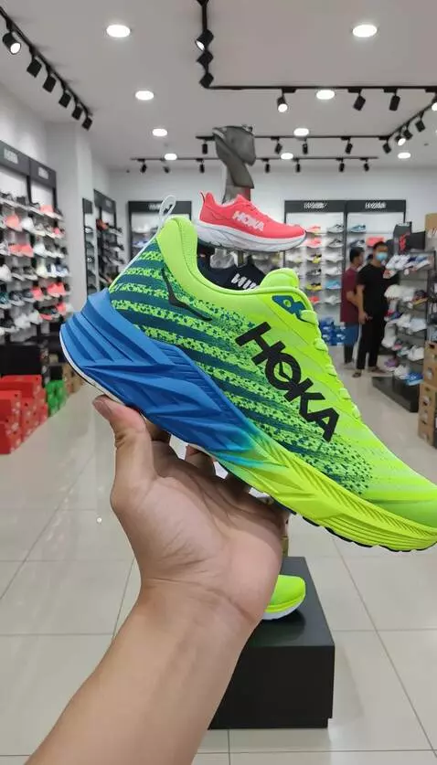 AI Video from prompt: tangan memegang sepatu sambil menggerakkan kekir